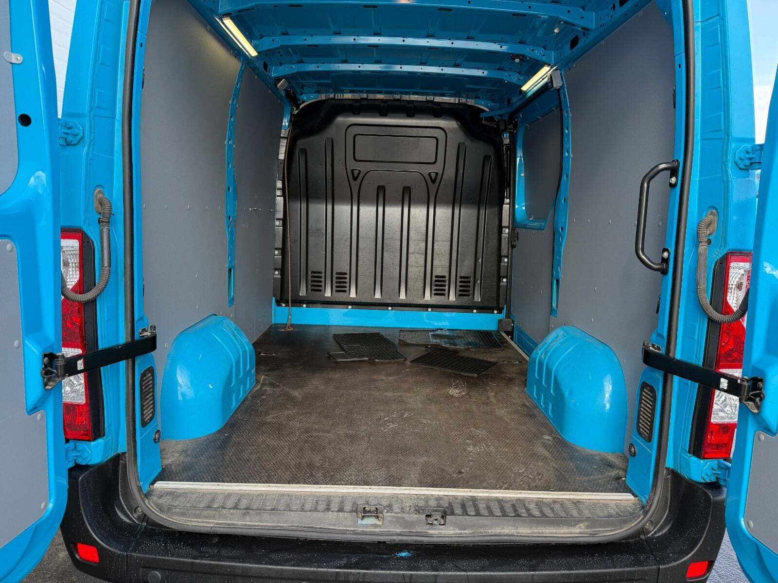 Blå Renault Master IV T33 fra 2019