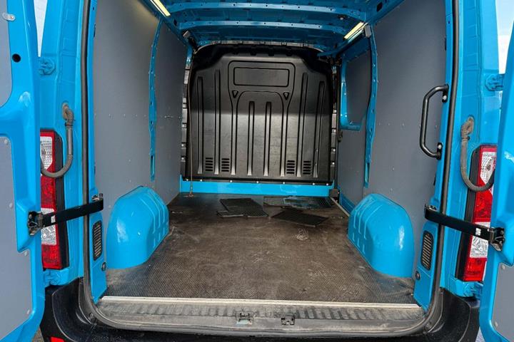 Blå Renault Master IV T33 fra 2019