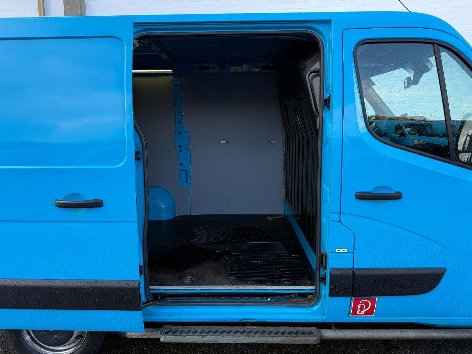 Blå Renault Master IV T33 fra 2019