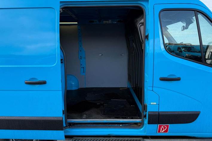 Blå Renault Master IV T33 fra 2019