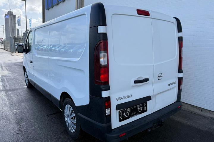 Hvid Opel Vivaro fra 2016