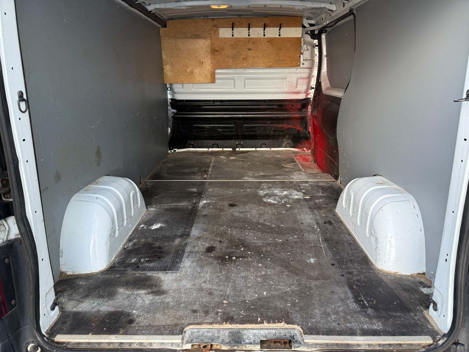 Hvid Opel Vivaro fra 2016