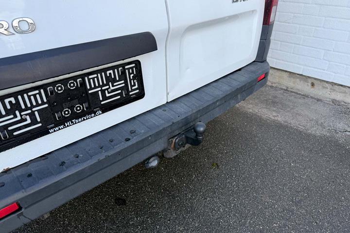 Hvid Opel Vivaro fra 2016