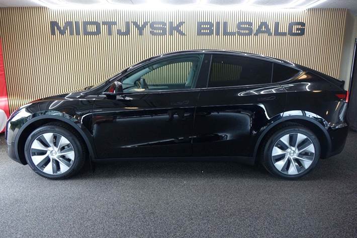 Sort Tesla Model Y fra 2022
