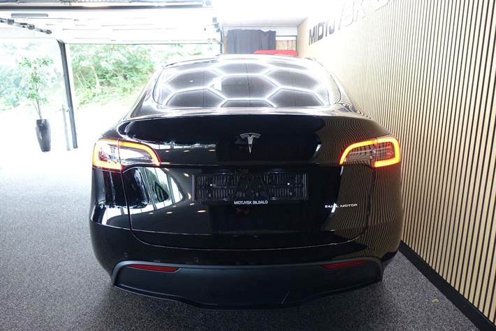 Sort Tesla Model Y fra 2022
