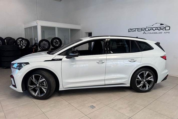 Hvid Skoda Enyaq fra 2025