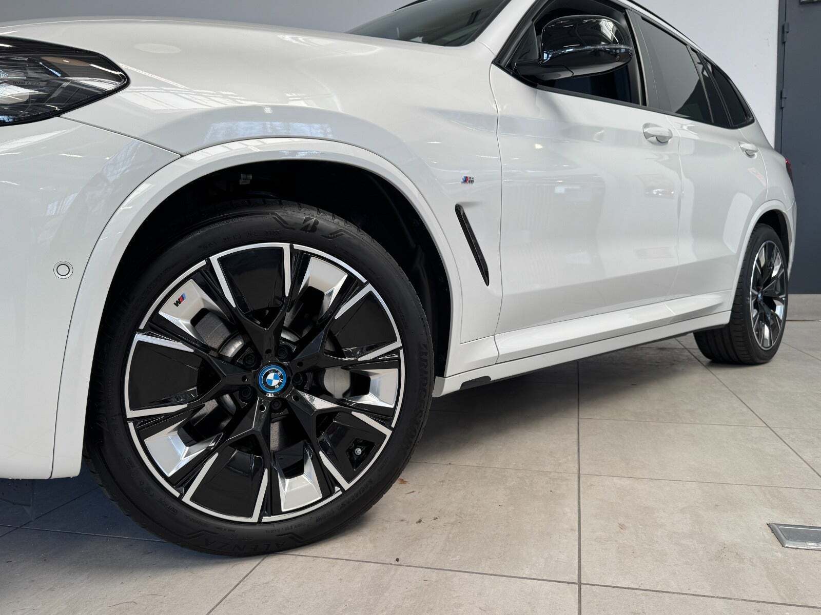 Hvid BMW iX3 fra 2024