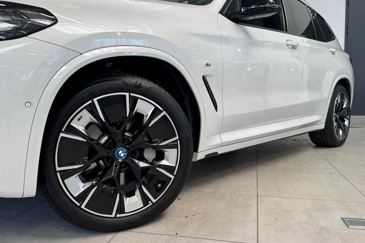 Hvid BMW iX3 fra 2024