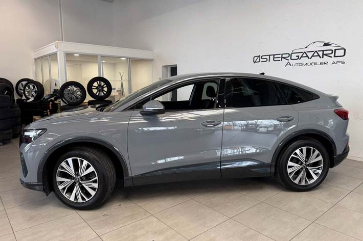 Grå Audi Q4 e-tron fra 2023