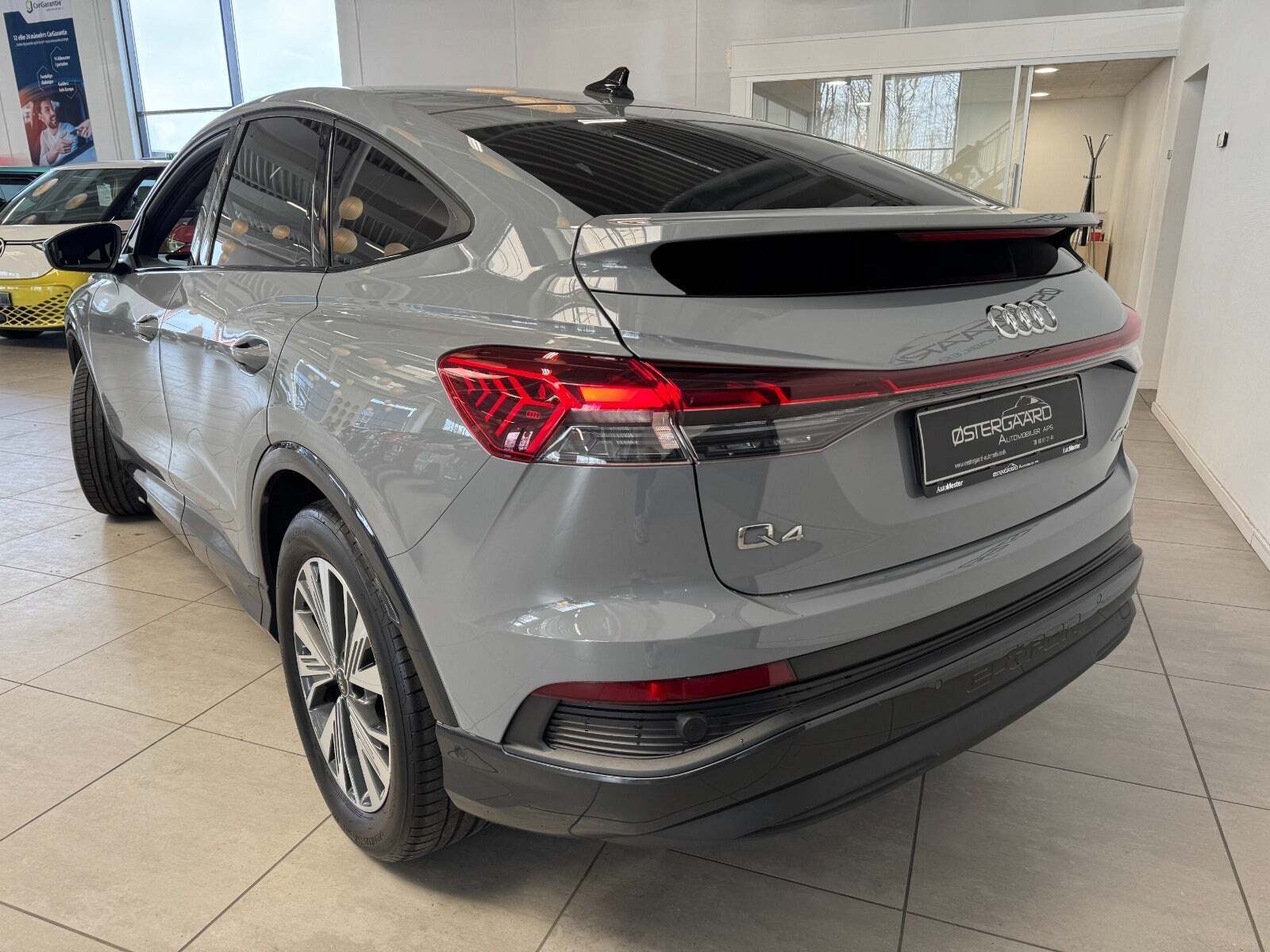Grå Audi Q4 e-tron fra 2023