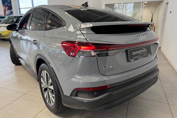 Grå Audi Q4 e-tron fra 2023