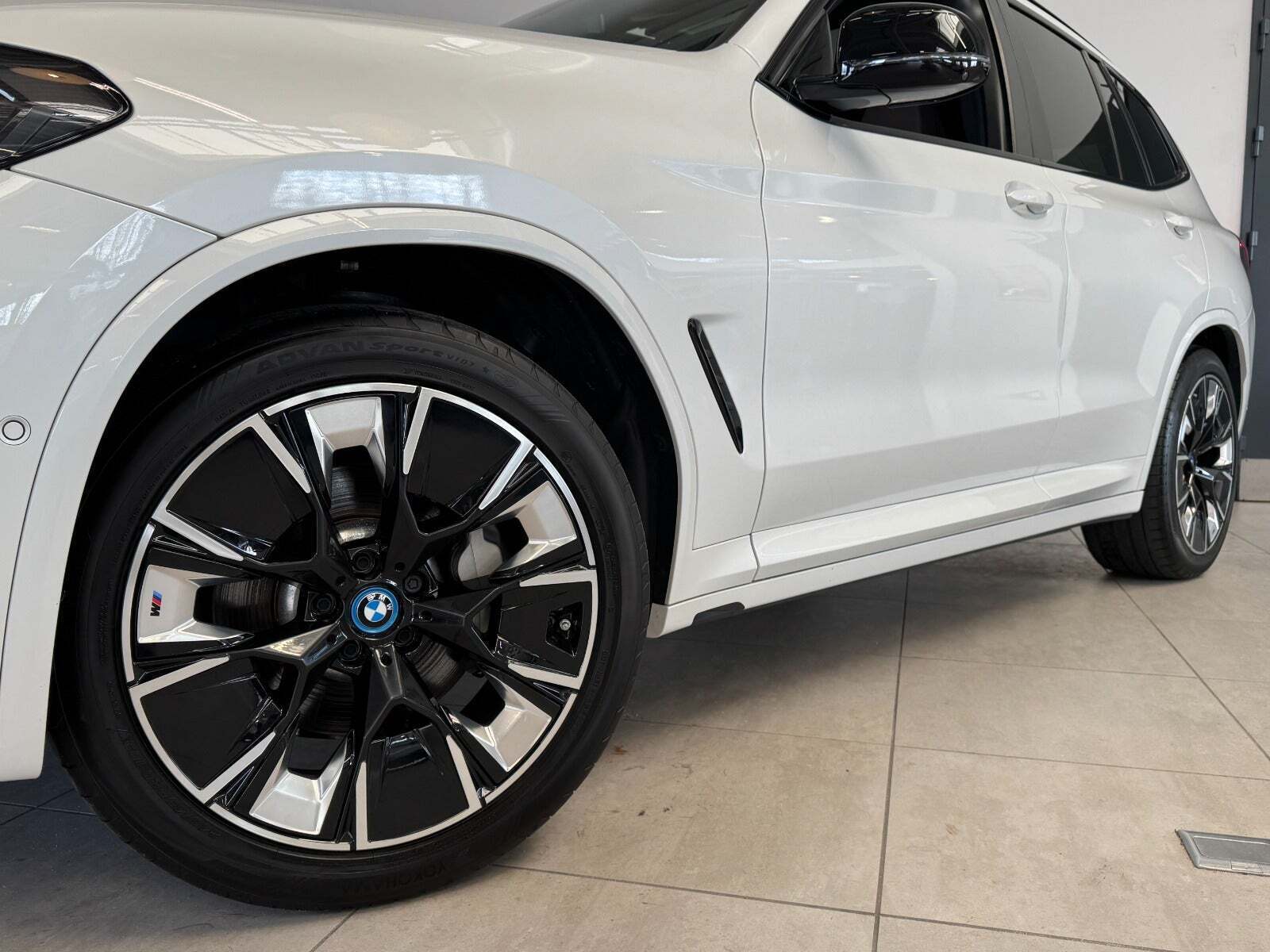 Hvid BMW iX3 fra 2023