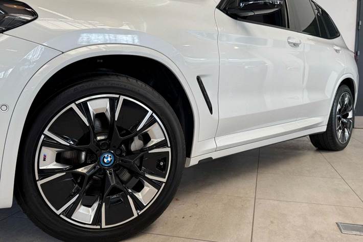 Hvid BMW iX3 fra 2023