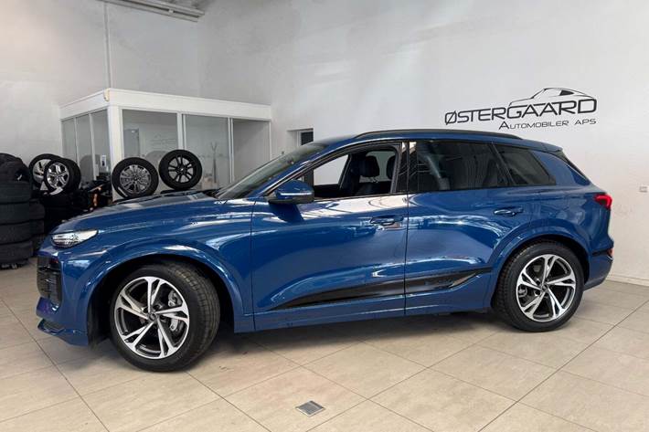 Blå Audi Q6 e-tron fra 2025