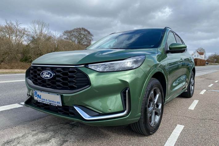 Grøn Ford Kuga fra 2025 set udefra