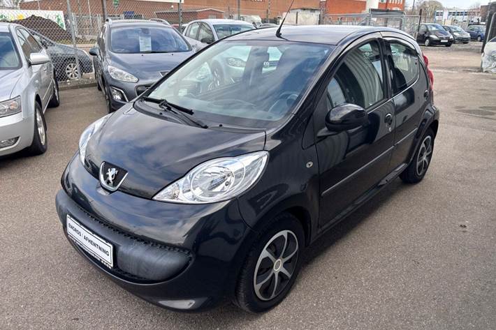 Sort Peugeot 107 fra 2006