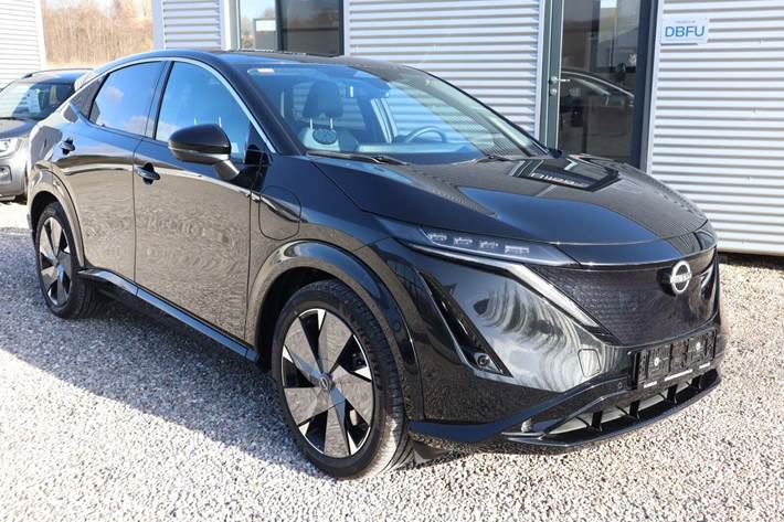 Sort Nissan Ariya fra 2025 set udefra