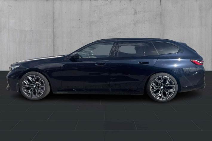 Sort BMW i5 fra 2026