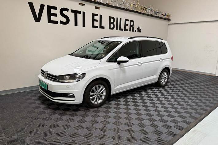 Hvid VW Touran fra 2020 set udefra