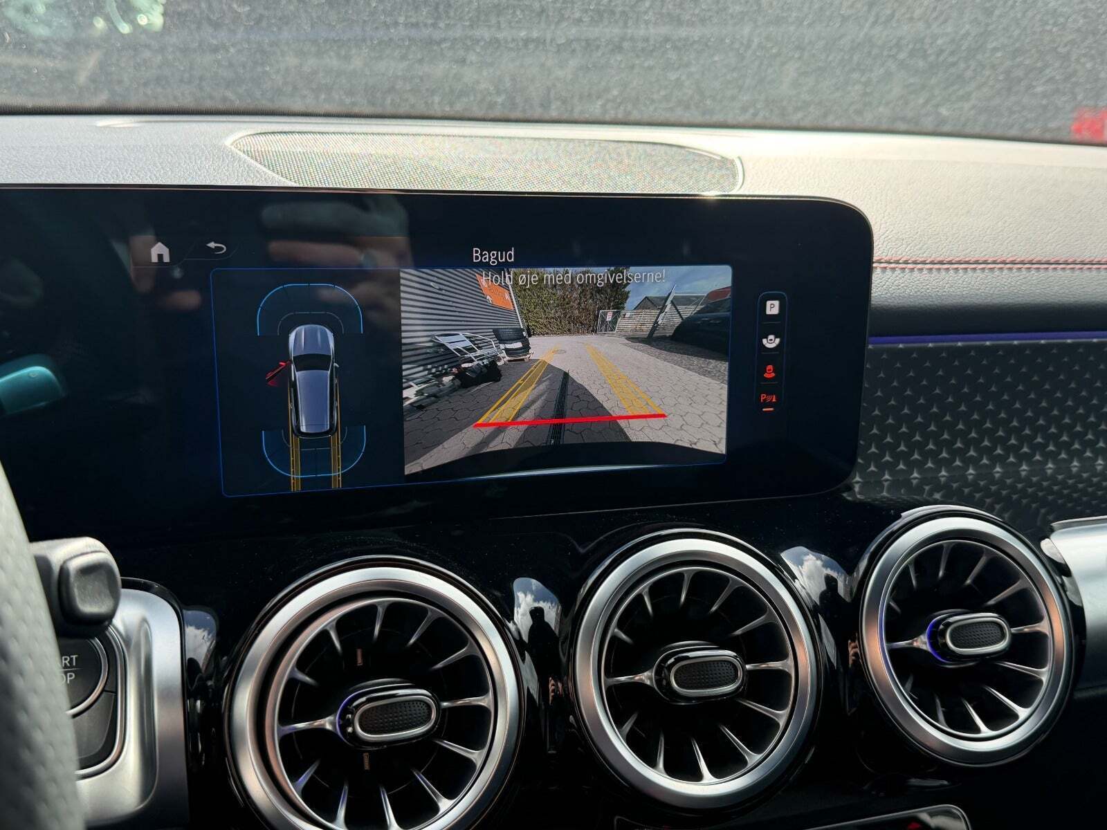 Hvid Mercedes EQB250+ fra 2024