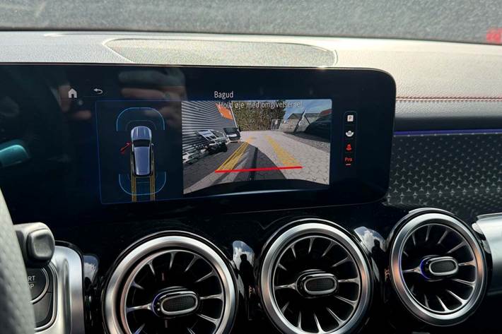 Hvid Mercedes EQB250+ fra 2024