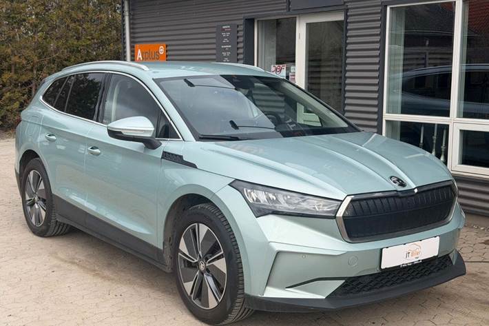 Grøn Skoda Enyaq fra 2023 set udefra