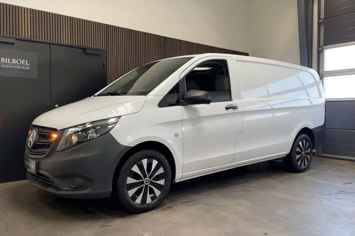 Hvid Mercedes Vito 114 fra 2023