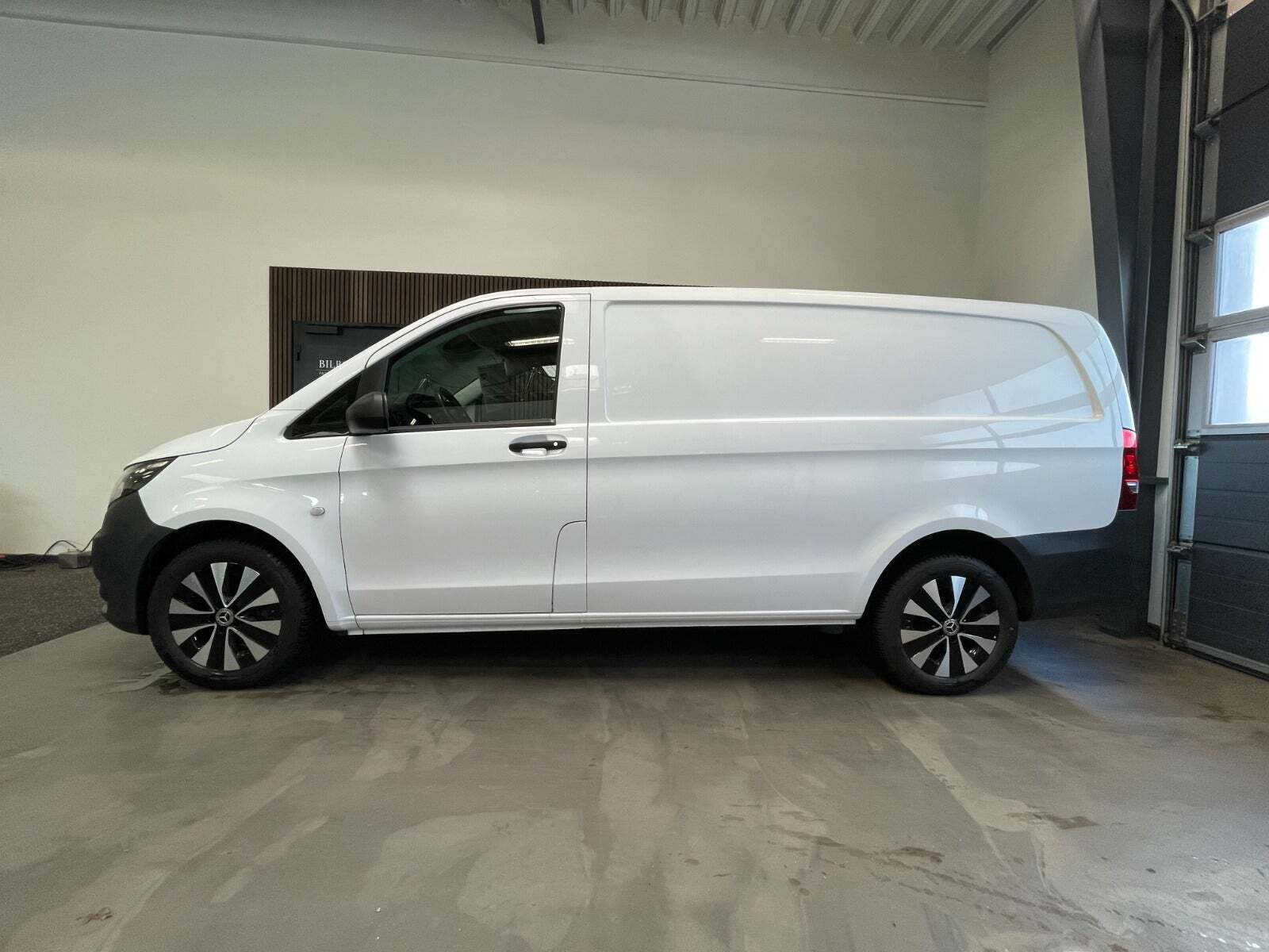 Hvid Mercedes Vito 114 fra 2023