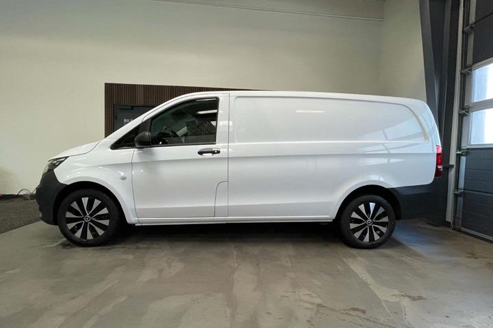 Hvid Mercedes Vito 114 fra 2023