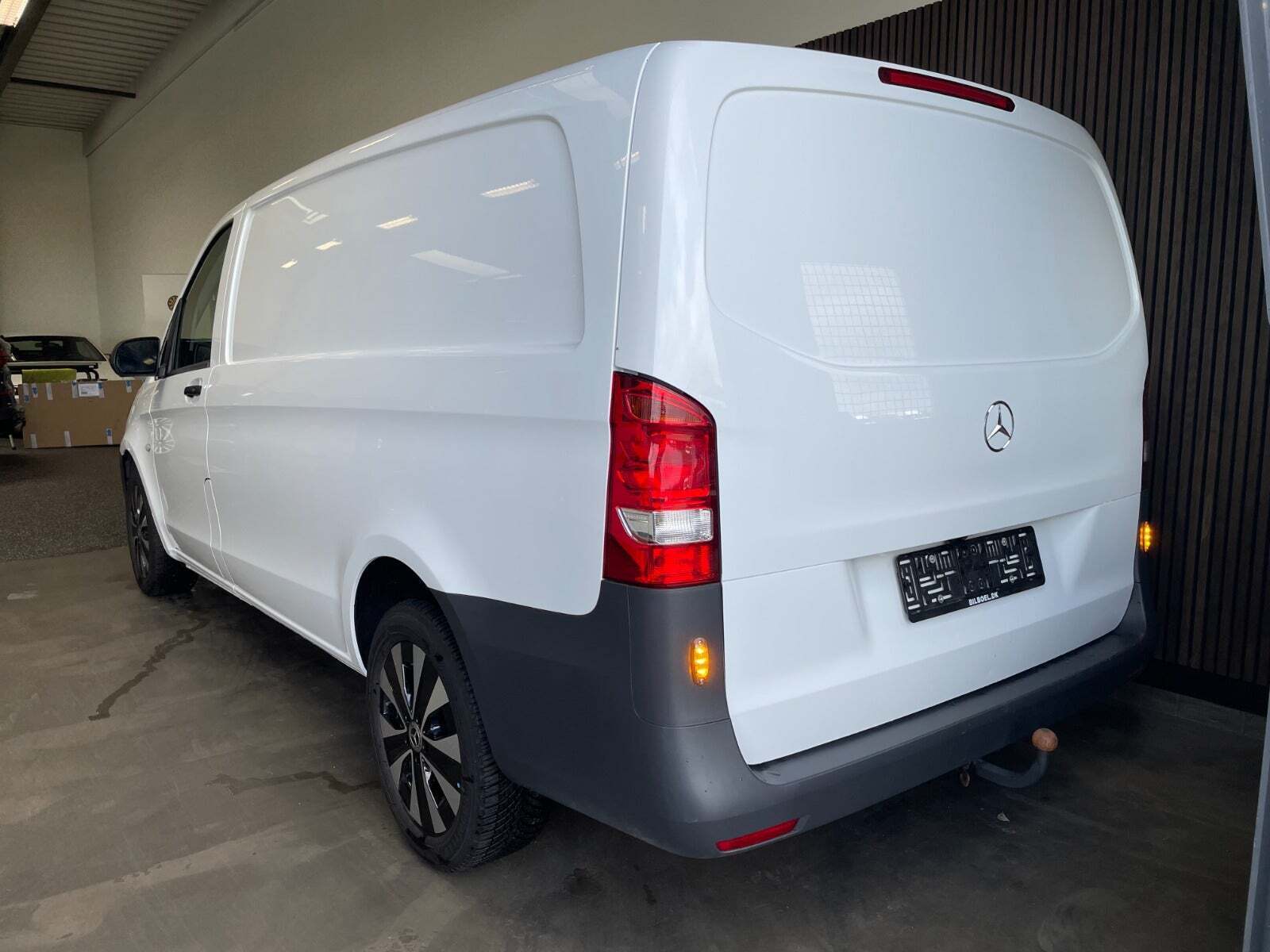 Hvid Mercedes Vito 114 fra 2023