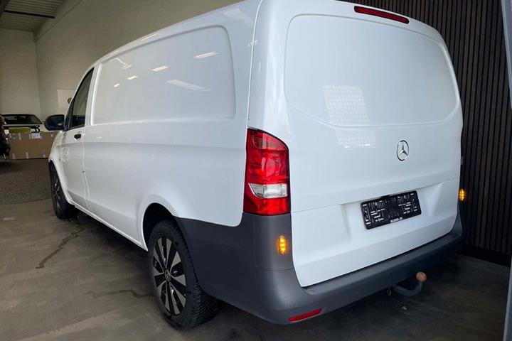 Hvid Mercedes Vito 114 fra 2023