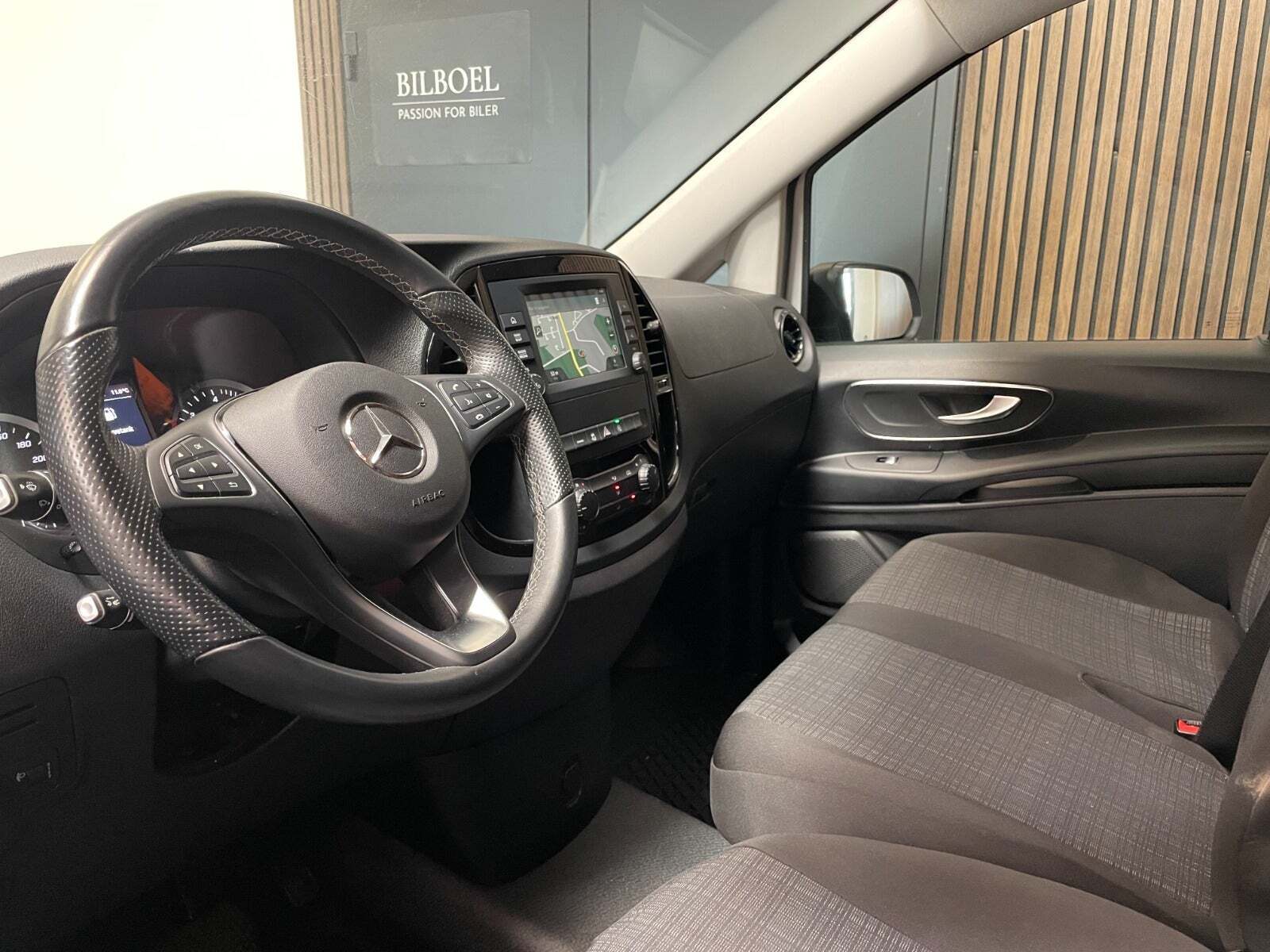 Hvid Mercedes Vito 114 fra 2023