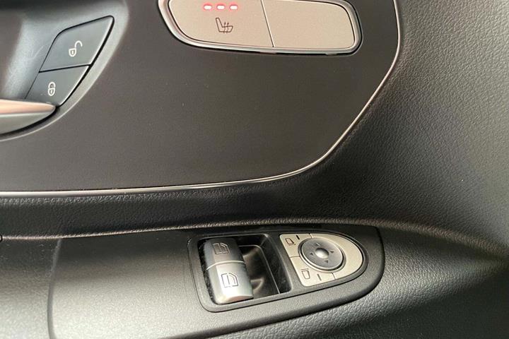 Hvid Mercedes Vito 114 fra 2023