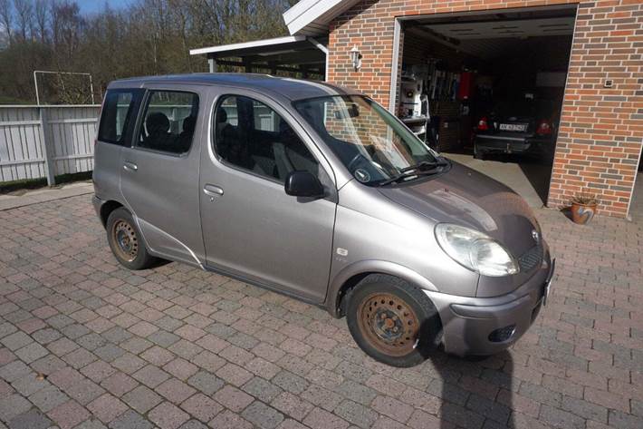 Grå Toyota Yaris Verso fra 2004