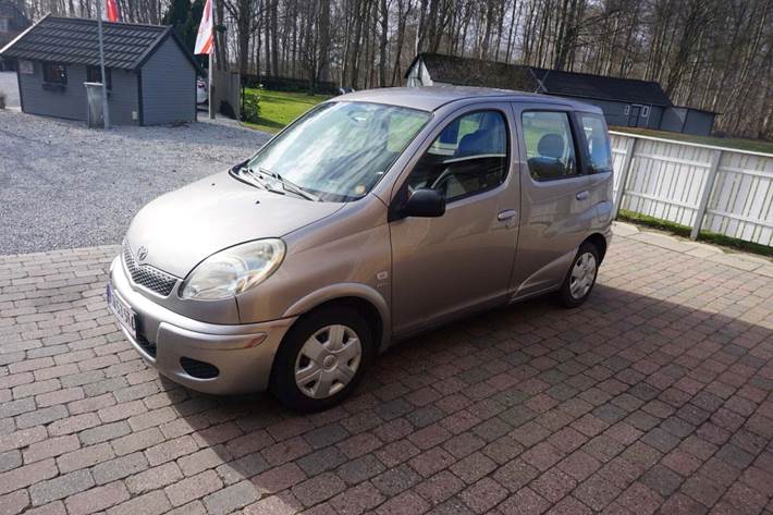 Grå Toyota Yaris Verso fra 2004