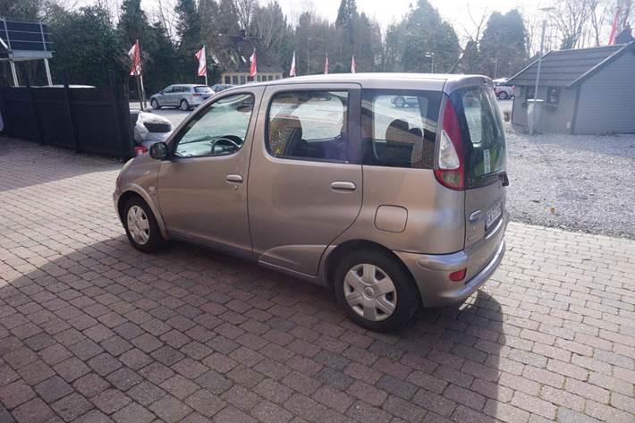 Grå Toyota Yaris Verso fra 2004