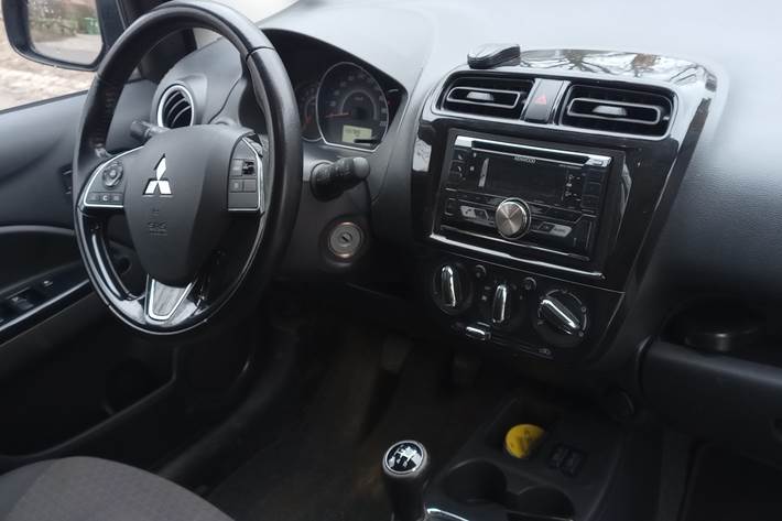 Sort Mitsubishi Space Star fra 2017