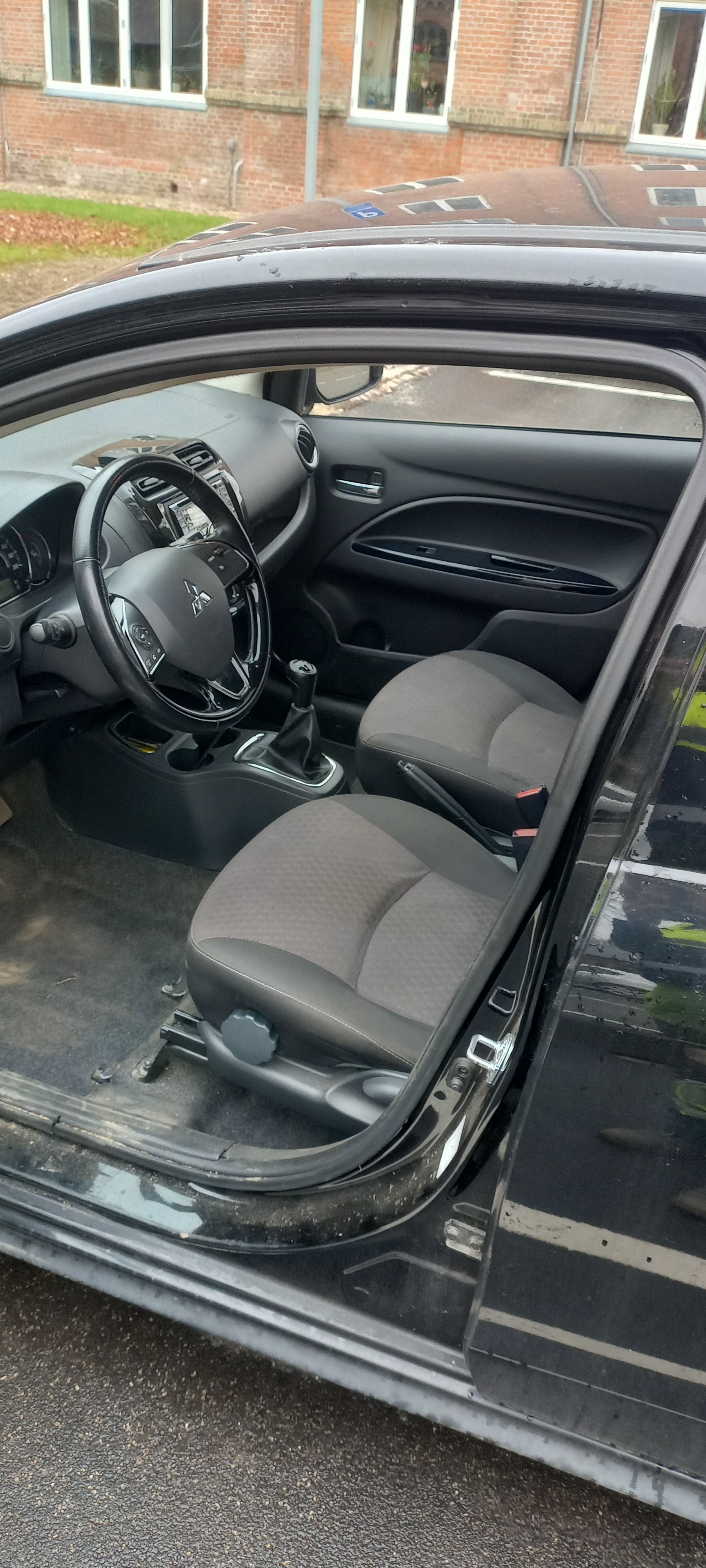 Sort Mitsubishi Space Star fra 2017