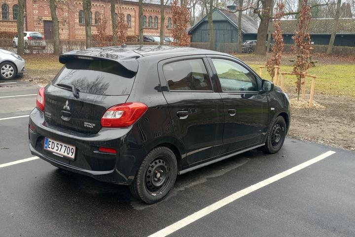 Sort Mitsubishi Space Star fra 2017