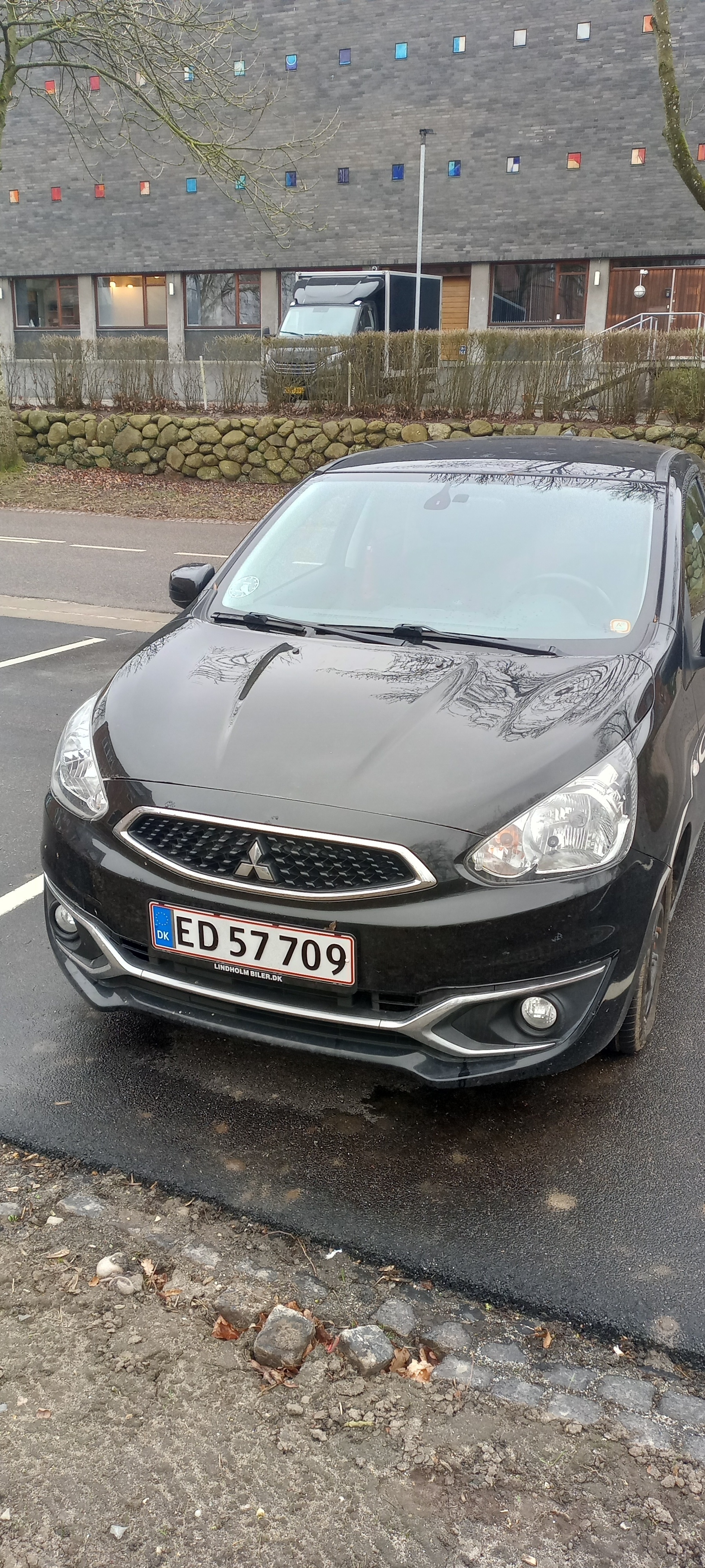 Sort Mitsubishi Space Star fra 2017