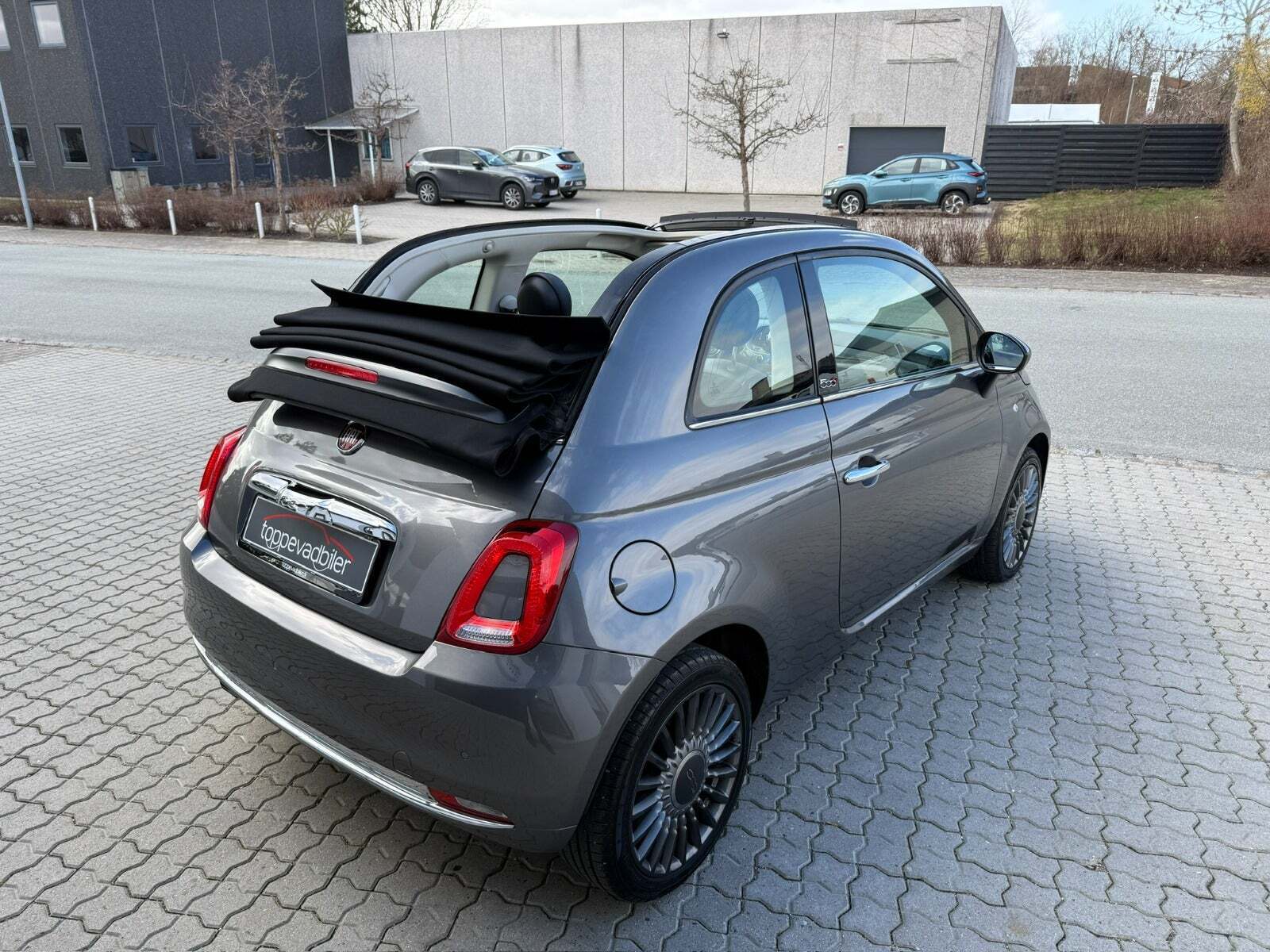 Grå Fiat 500C fra 2018
