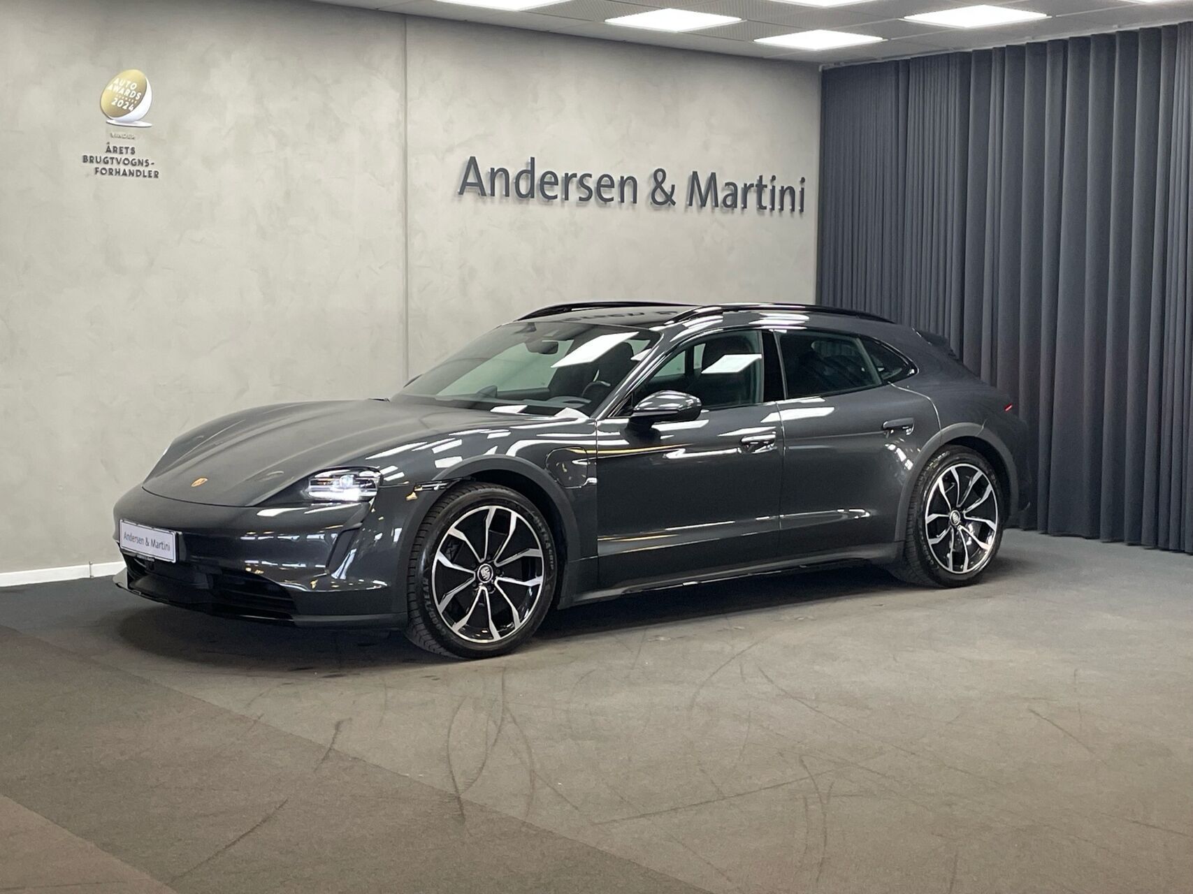 Grå Porsche Taycan fra 2022