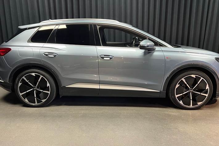 Blå Audi Q4 fra 2022
