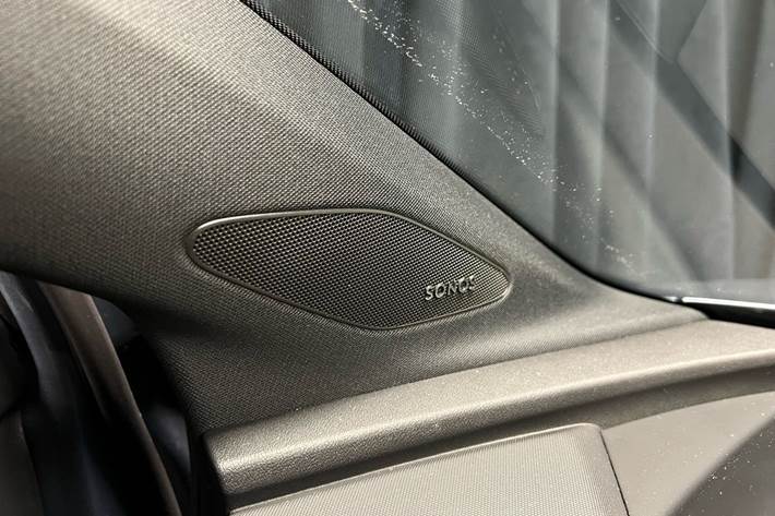 Blå Audi Q4 fra 2022