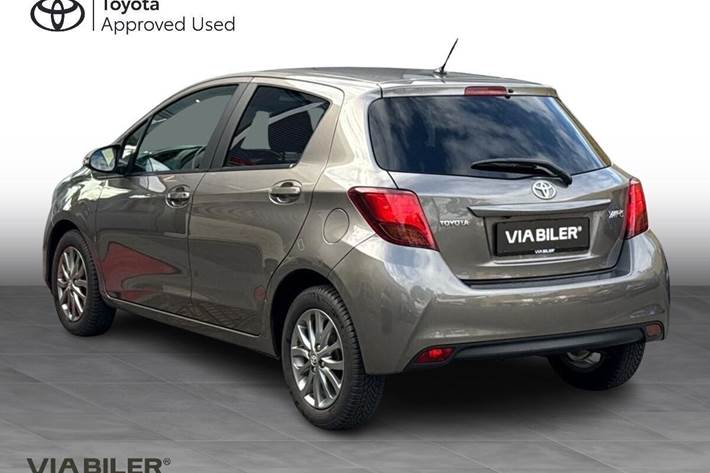 Bronze Toyota Yaris fra 2016