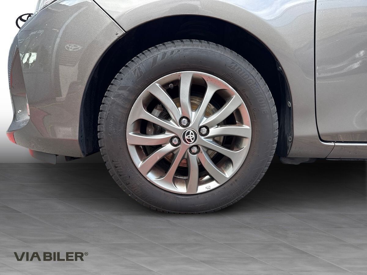 Bronze Toyota Yaris fra 2016