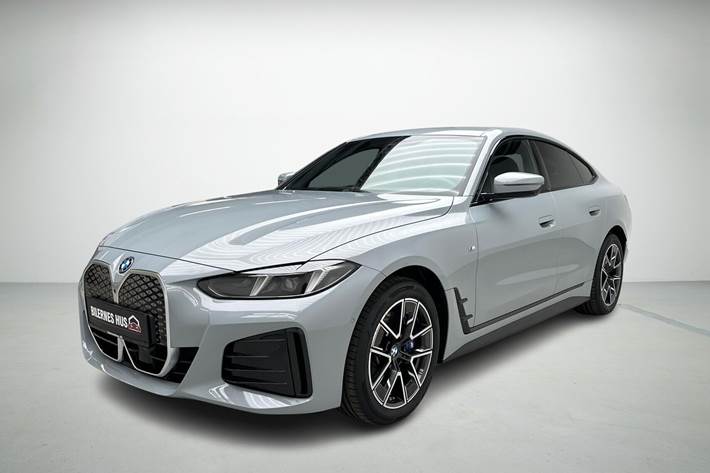 Grå BMW i4 fra 2025