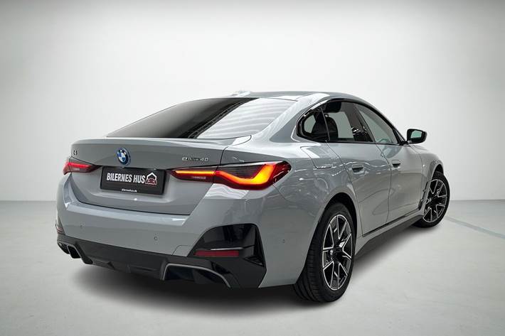 Grå BMW i4 fra 2025