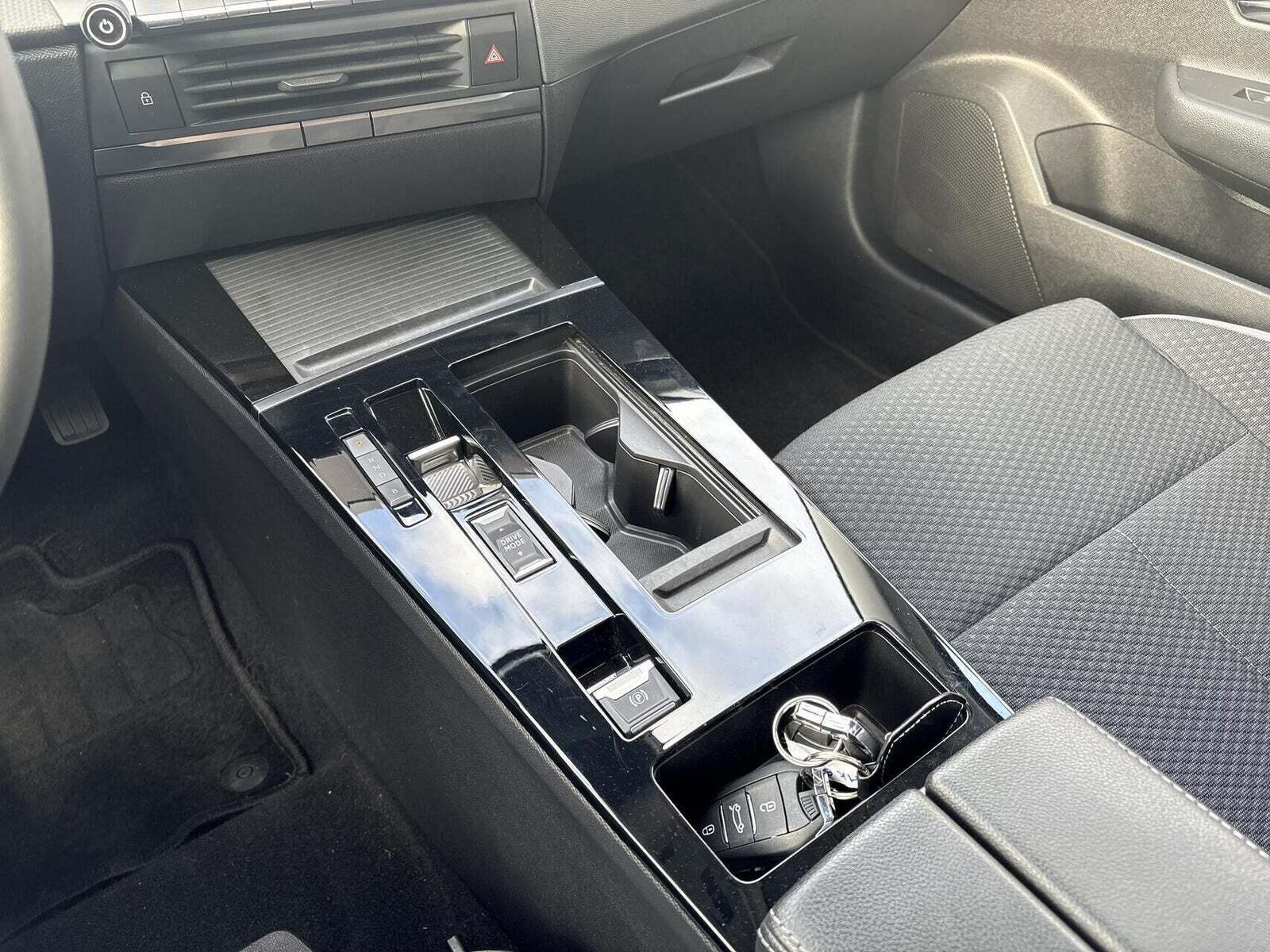 Grå Opel Astra-e fra 2024