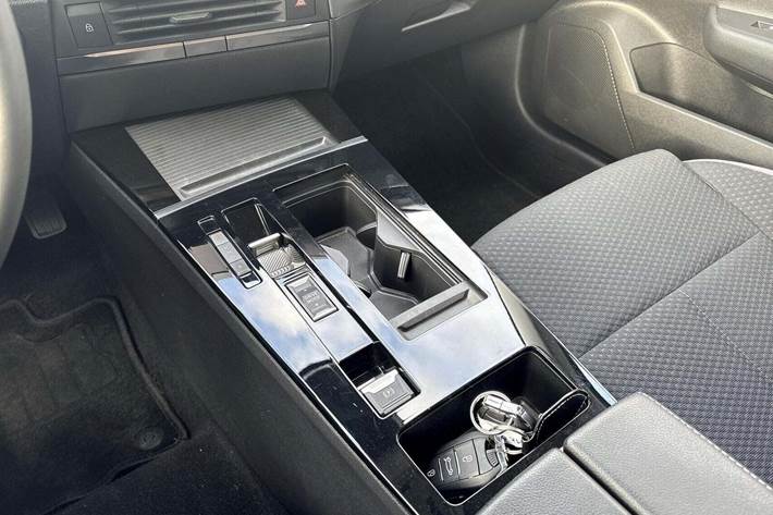 Grå Opel Astra-e fra 2024